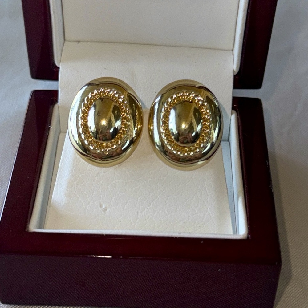Vintage Gold Tone Rope Accent Textured Dome Screw Back Earrings Elegant